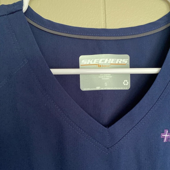 Sketchers navy blue scrub top size small Advocate healthcare embroidery - Picture 3 of 4